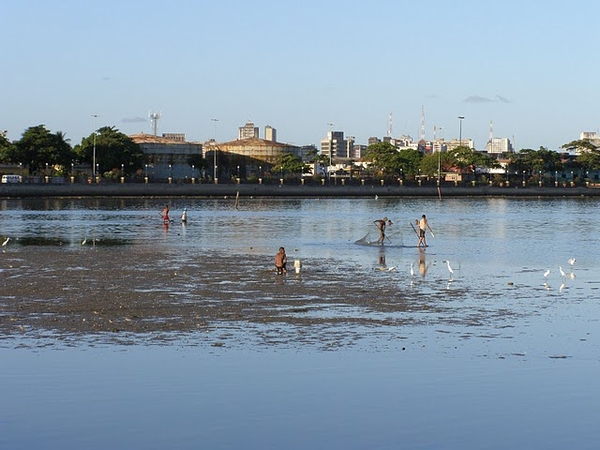 Stan niskiej wody przed wejściem do portu Recife w Brazylii