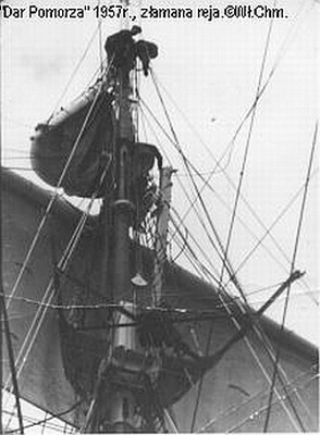 Dar Pomorza ze złamaną reją w 1957 roku
