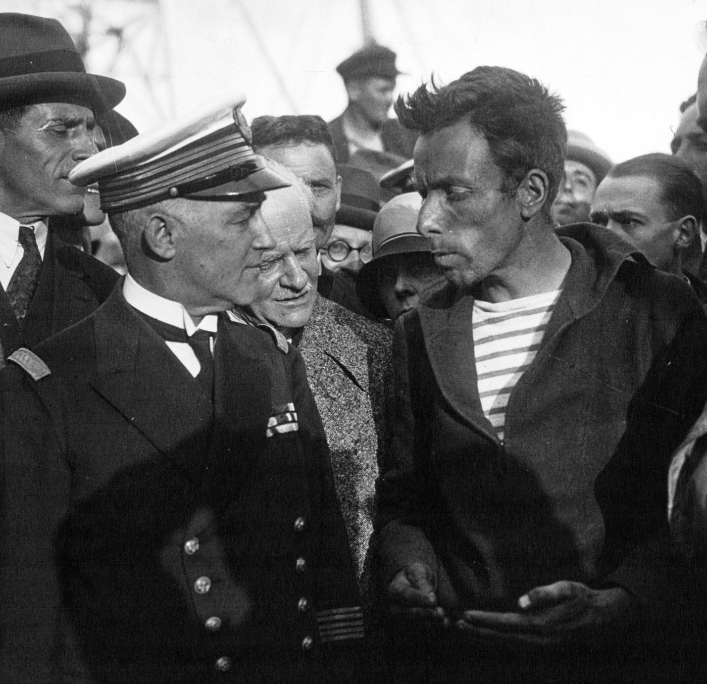 Alain Gerbault (z prawej) w Hawrze w 1929 roku