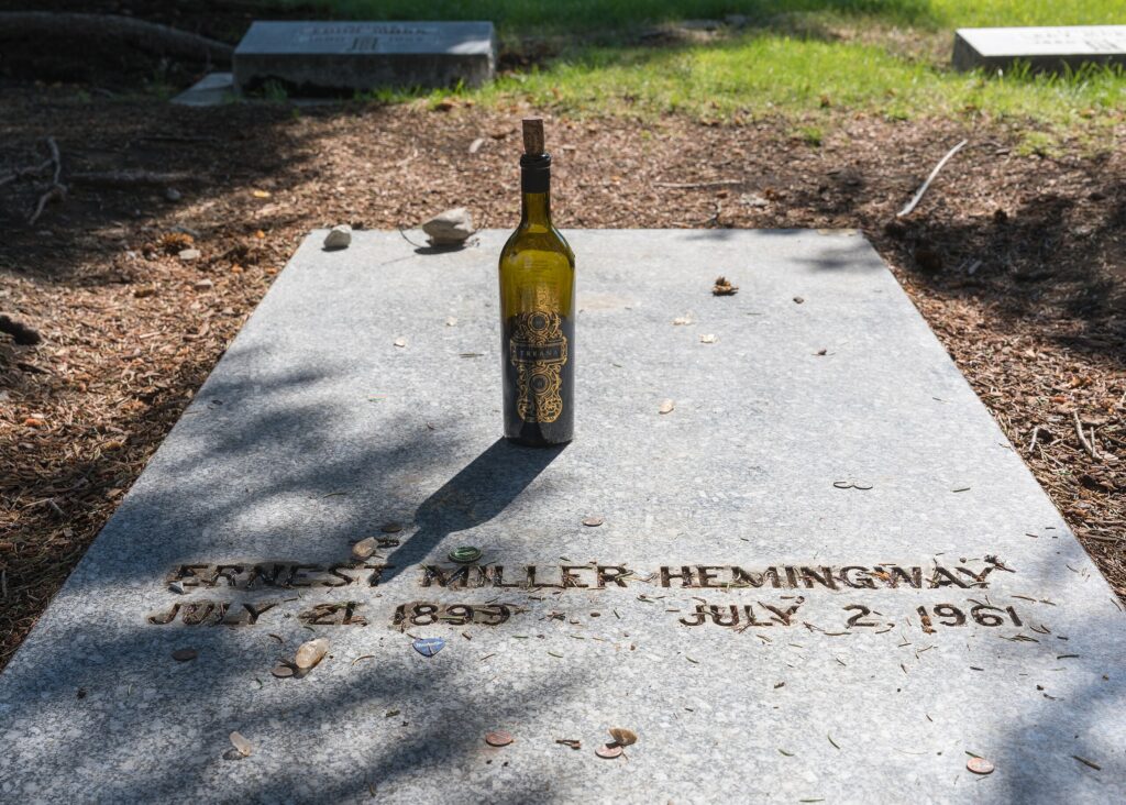 Grób Ernesta Hemingwaya znajduje się na cmentarzu w Ketchum, w stanie Idaho, USA